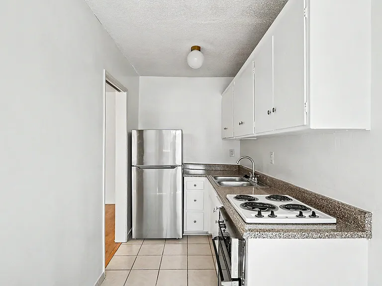 Hollywood Apartments — Photo 42