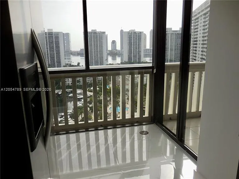 1000 Island Blvd #CU-2308 — Photo 22