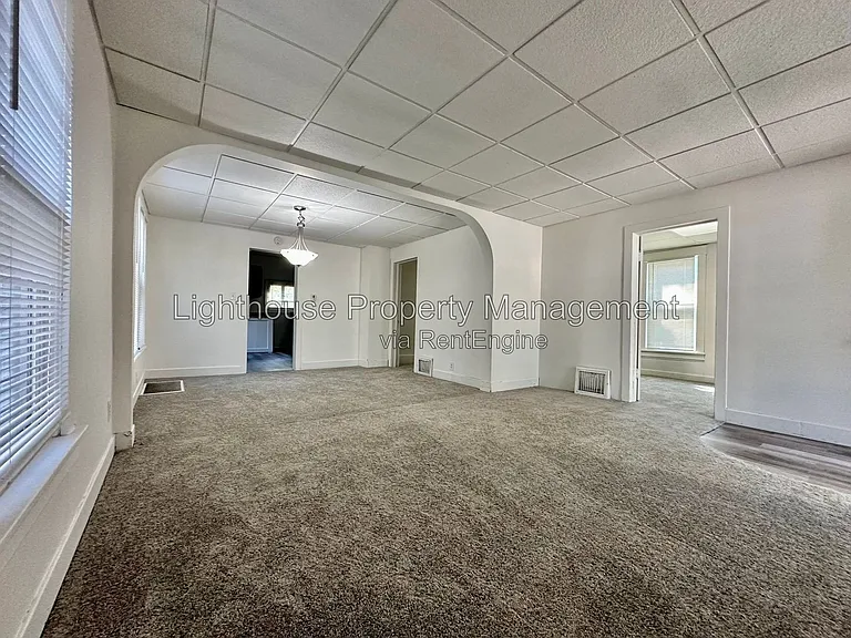 2528 Hoyt St — Photo 2