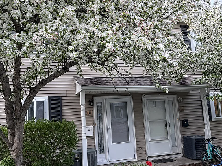 10 Village Brook Ln — Photo 2