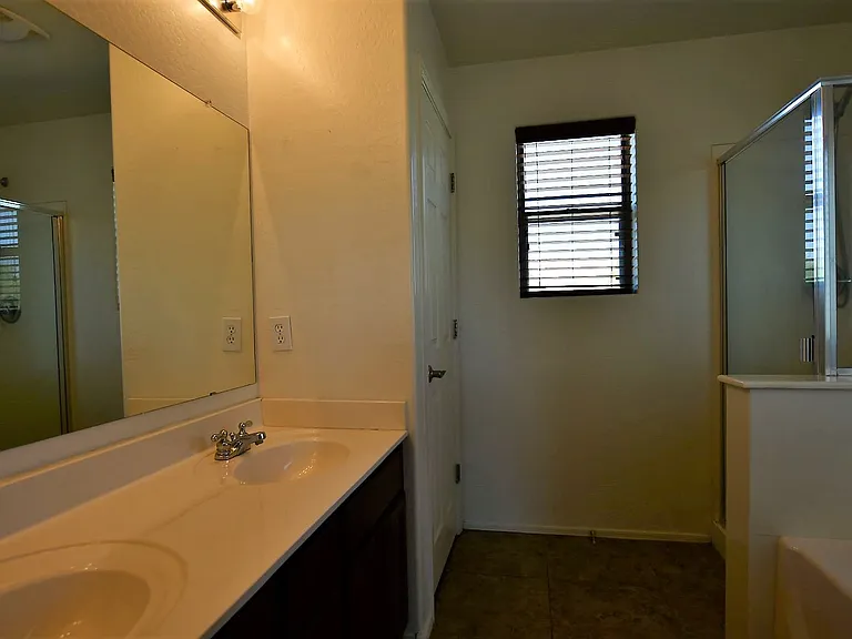 3828 S Vineyard Ave — Photo 8
