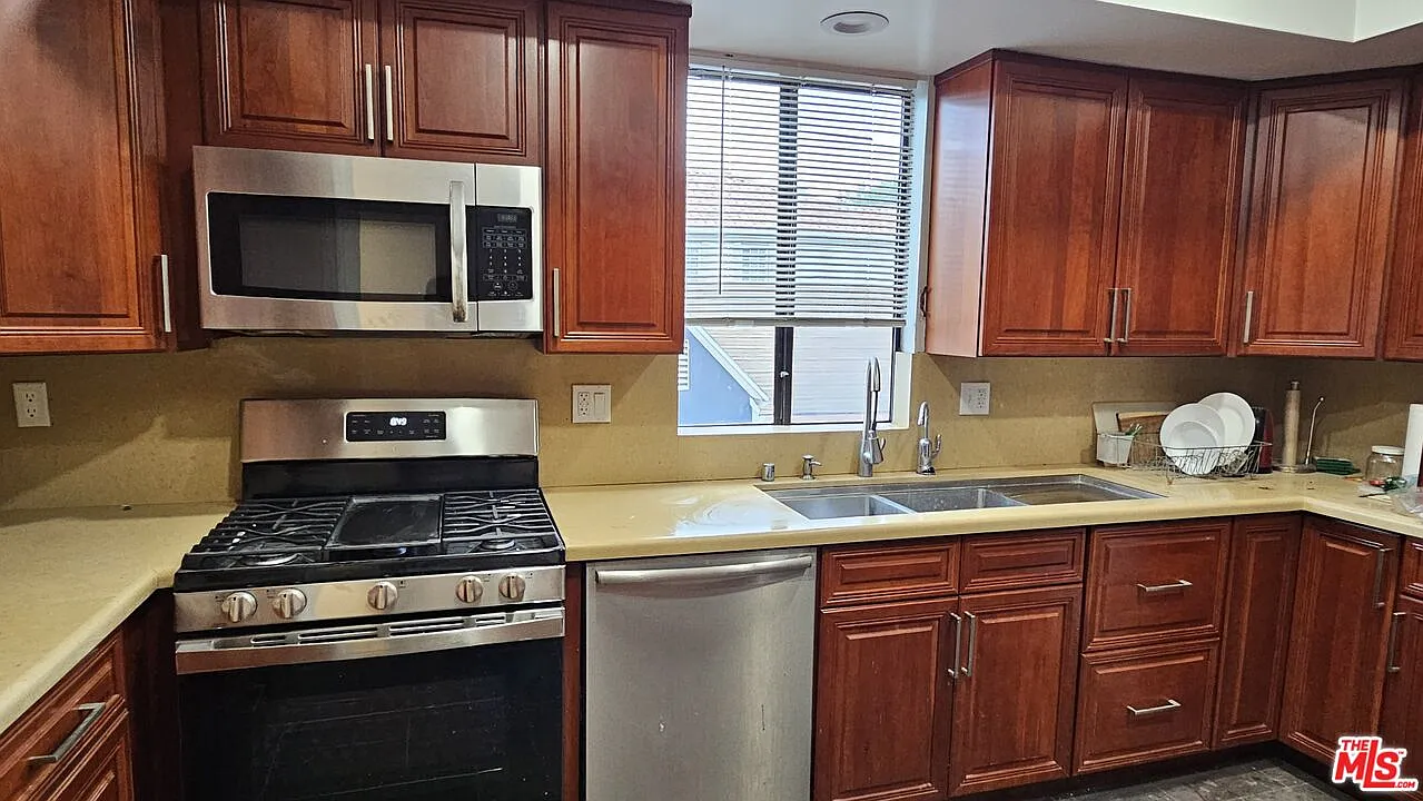 3 bed, 2.0 bath, 1788 sqft, $4,490 — Photo 4