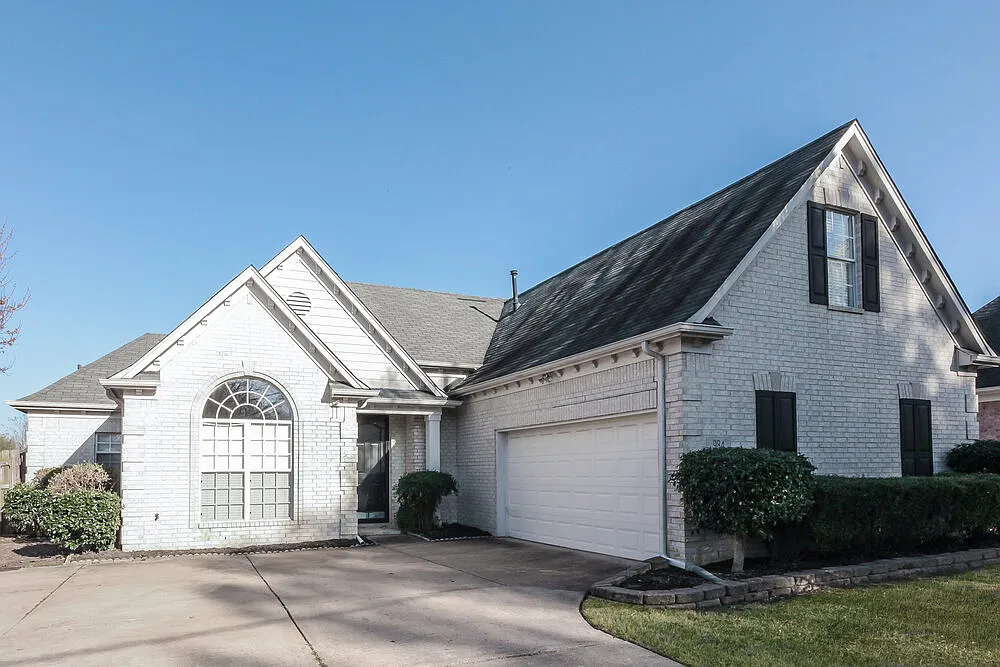 3 bed, 2.0 bath, 1824 sqft, $2,095 — Photo 1