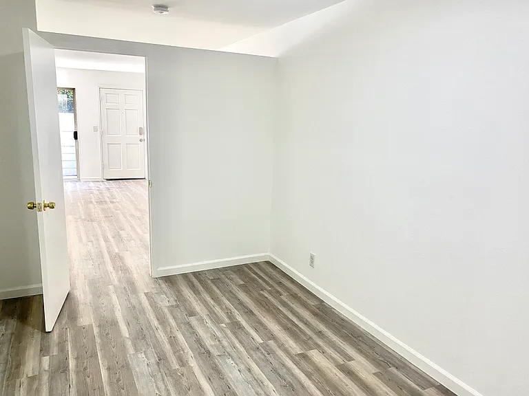 10911 Bloomfield St — Photo 2