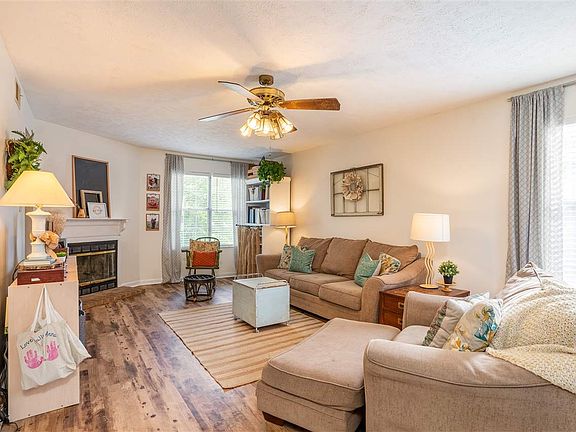3rd image of 91 Hidden Valley Dr