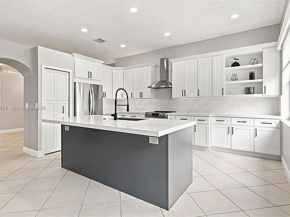 4th image of 1521 SW 194th Ter