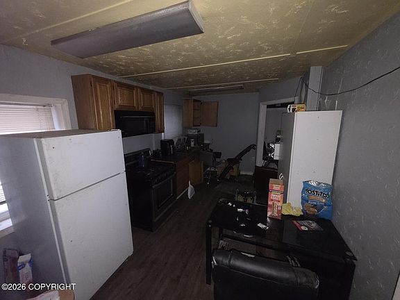 5th image of 628 Gambell St