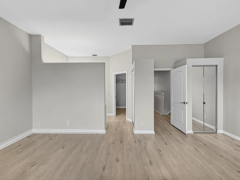 835 NE 17th Way — Photo 25