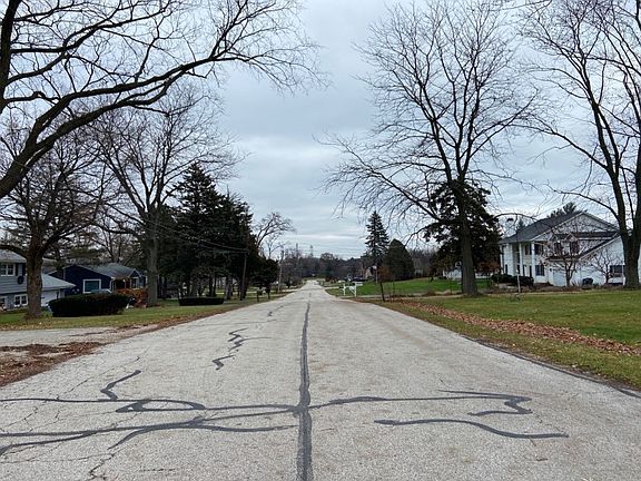 4th image of 22W104 Valleyview Dr