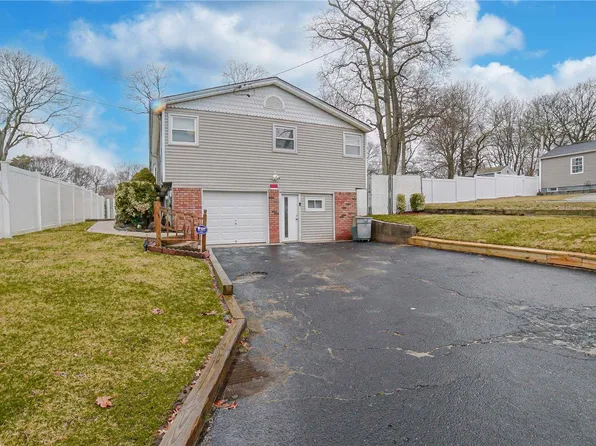 17 Oakdale Avenue, Selden, NY 11784