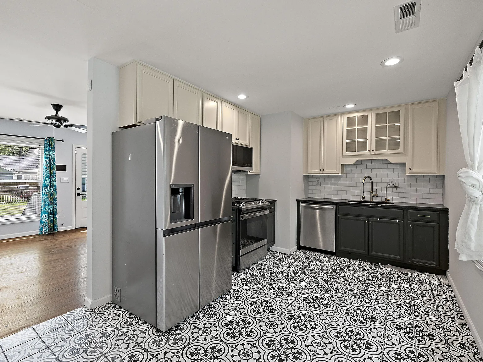 3 bed, 1.0 bath, 1011 sqft, $2,495 — Photo 4