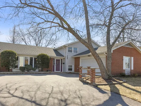 755 Surryse Rd, Lake Zurich, IL 60047
