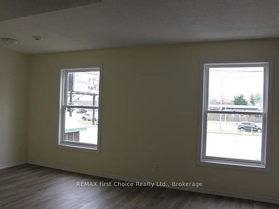 5th image of 129 McKellar St N