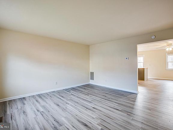 4th image of 410 Olde Greenwich Cir