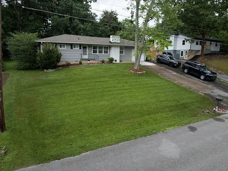 1910 Honeycut Ln — Photo 27