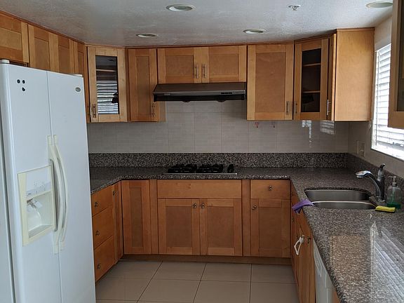 4th image of 1369 E Grand Ave
