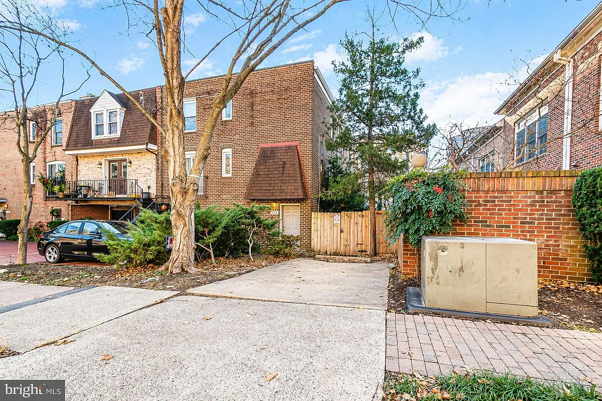 Building Photo - 1527 N Colonial Ter #B