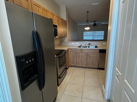 5th image of 607 SE 13th Pl APT 205