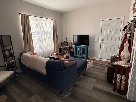 2nd image of 948 N Damen Ave APT 3R