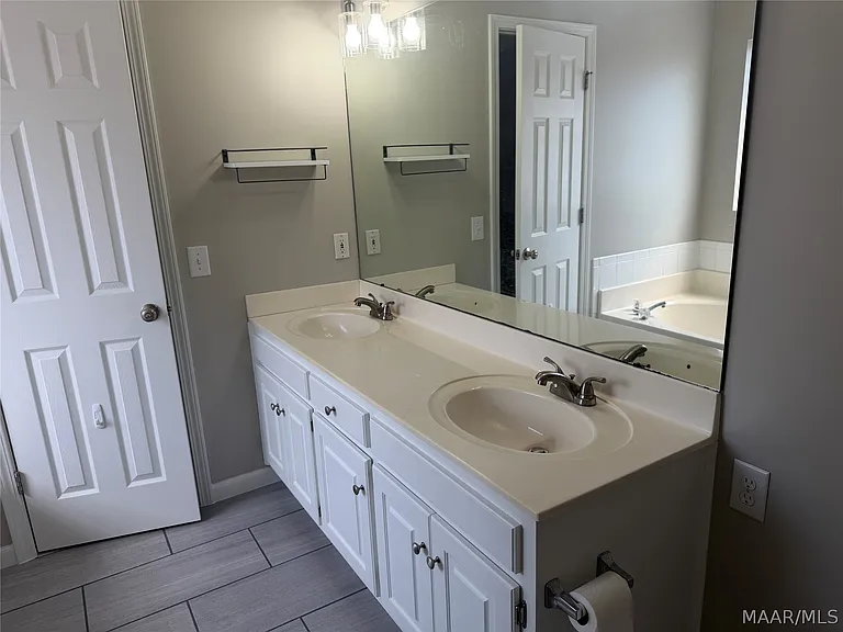 1136 Hallwood Ln — Photo 17