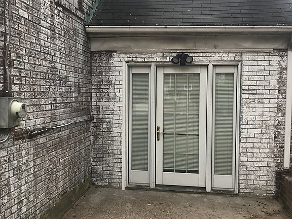 Garage apt w glass doors