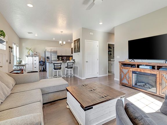 4th image of 230 Tenderfoot Ln