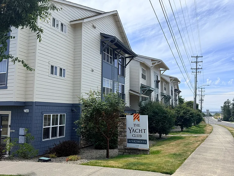 Yacht Club Apartments — Photo 2