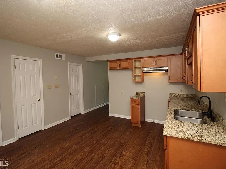 212 Wesley Way — Photo 5