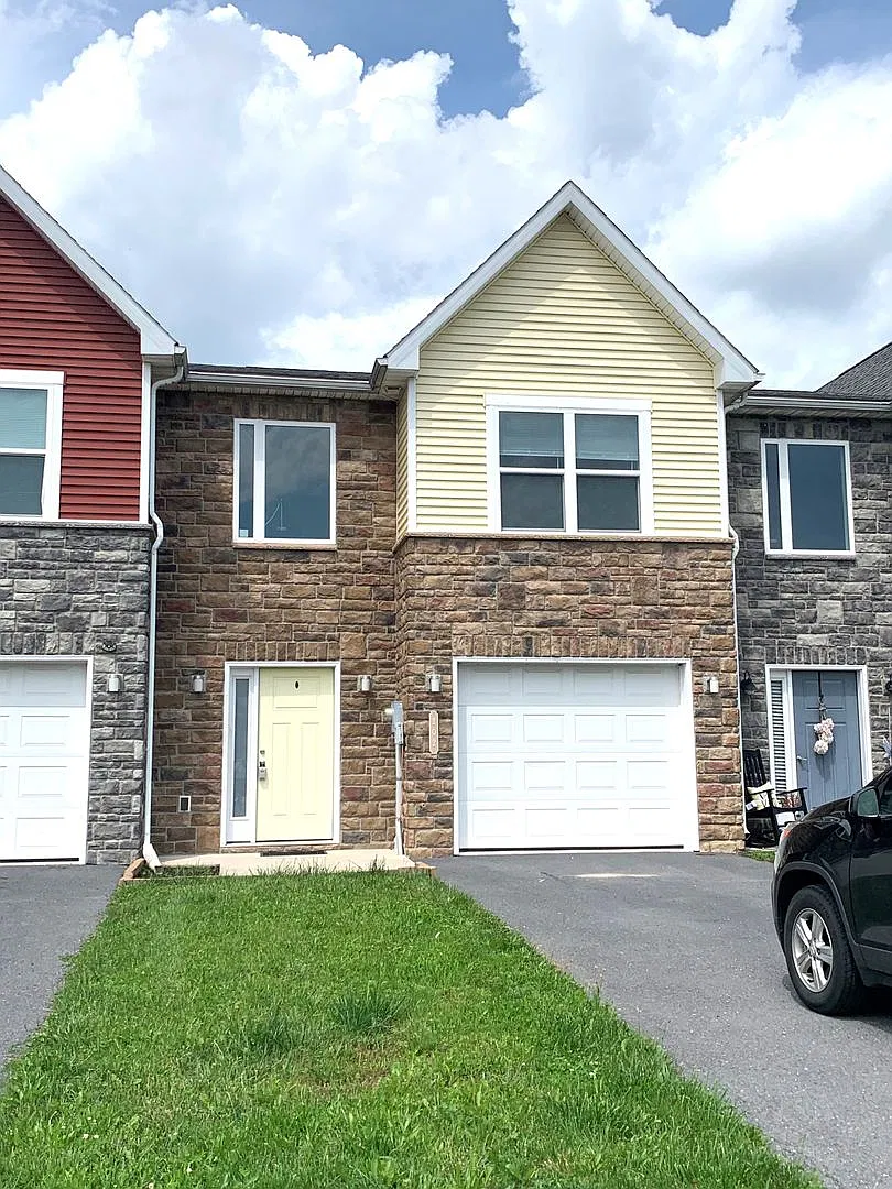 Spacious 3 bed/2.5 bath two-story townhouse — Photo 1