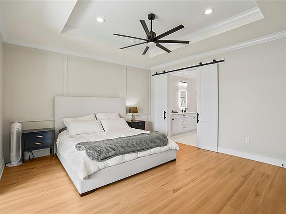 5th image of 2115 N Lincoln Ave