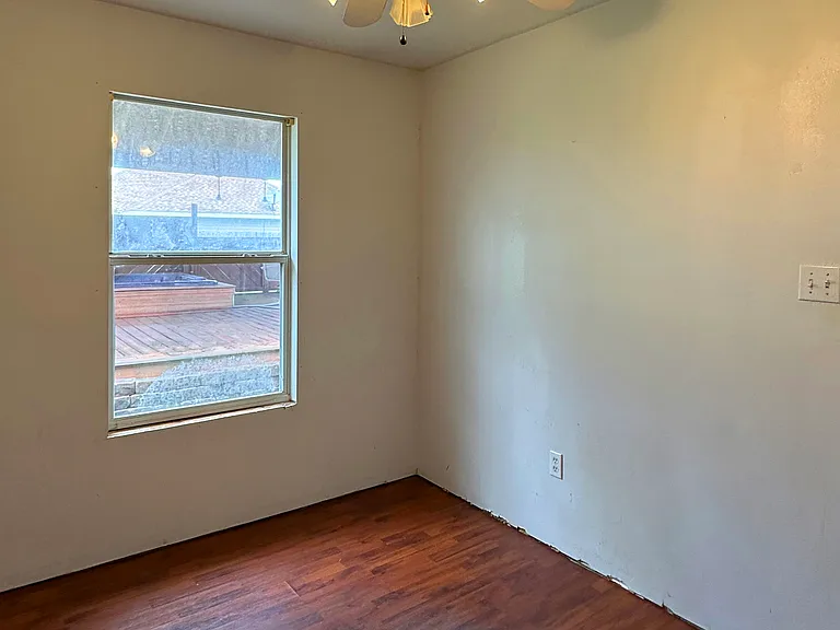 903 Combel St — Photo 17
