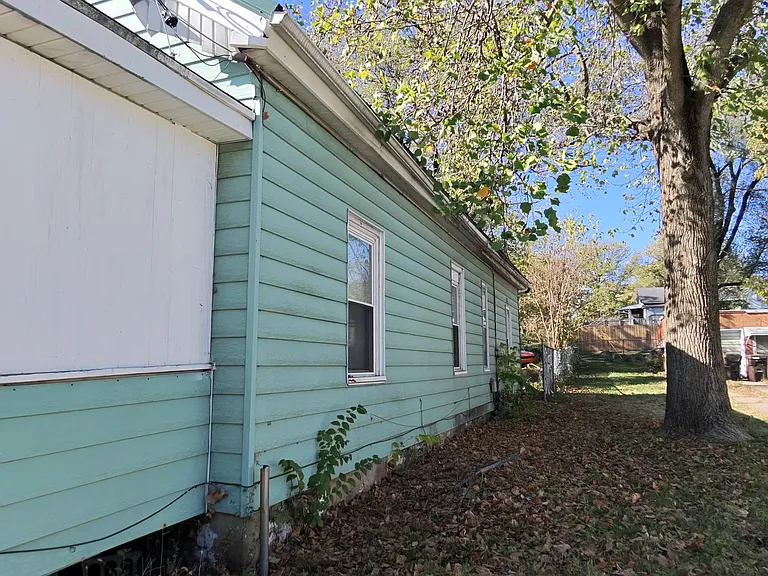 1409 S Western Ave — Photo 16