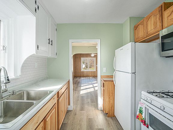 4th image of 735 W Arlington St