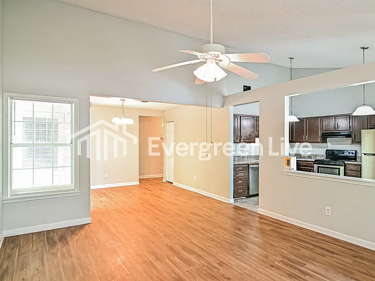 200 Greenlake Dr — Photo 2