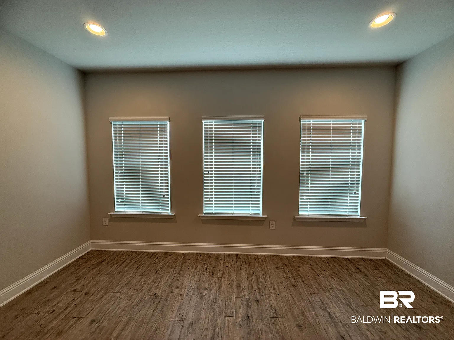 3 bed, 2.0 bath, 1976 sqft, $2,095 — Photo 3