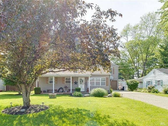 3rd image of 212 Lyndhurst Dr