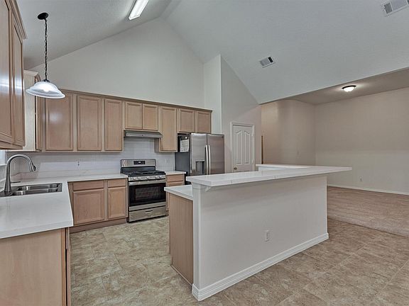 3rd image of 806 Weeping Willow Way