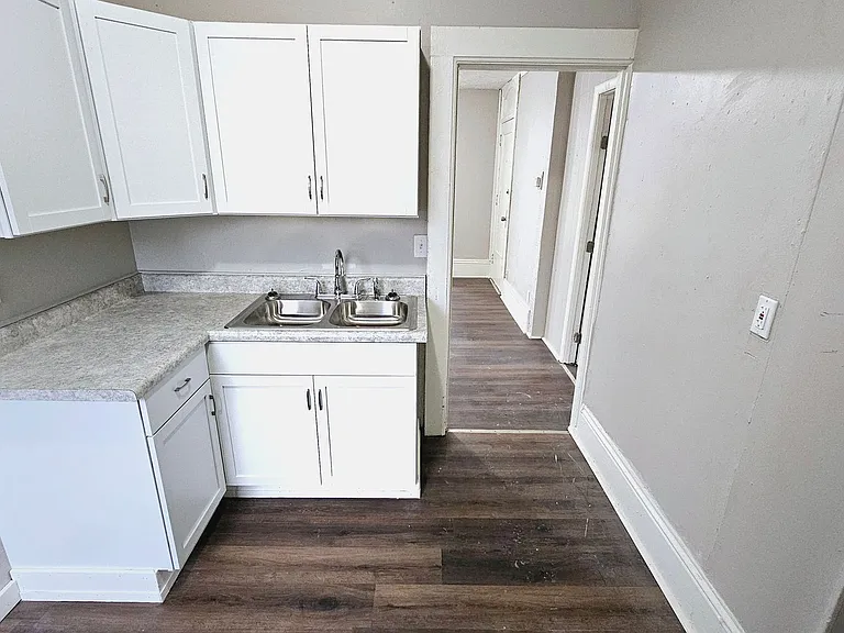 258 W 3rd St — Photo 2
