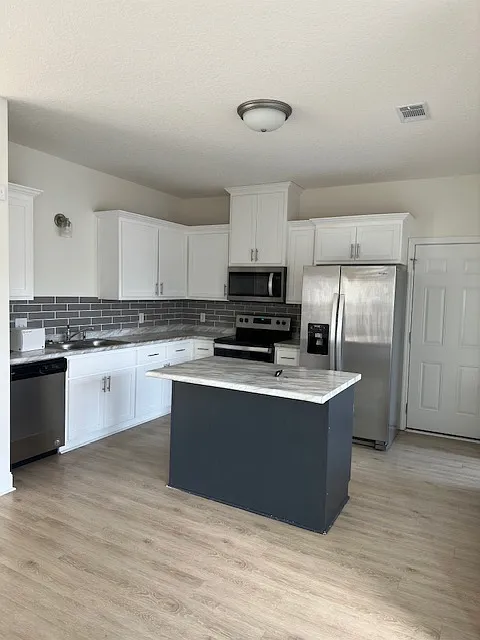 3 bed, 1339 sqft, $2,000 — Photo 3