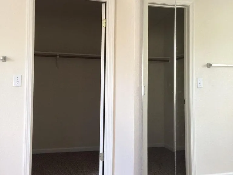 Master Bedroom Walking Closet