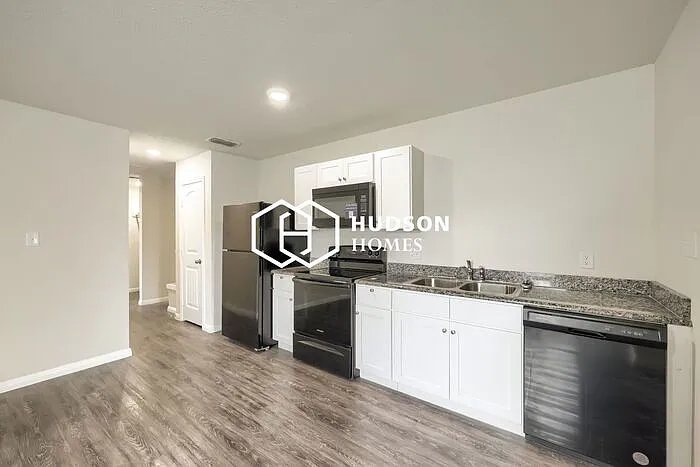 1389 Pecan St — Photo 6
