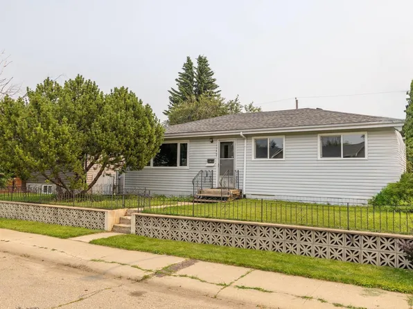 13207 77th St NW, Edmonton, AB T5C 1C8