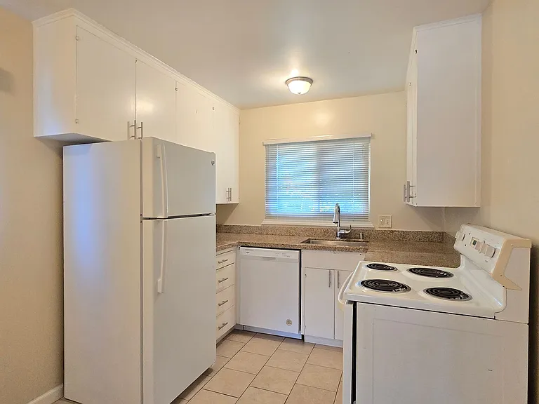 1235 Heatherstone Way — Photo 3