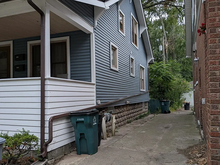 243 W Webster St — Photo 23