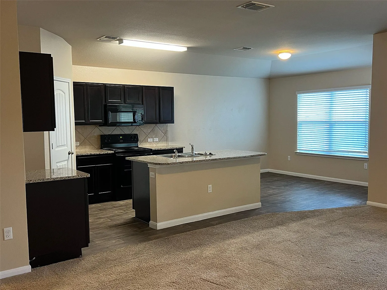 3 bed, 2.0 bath, 1467 sqft, $2,000 — Photo 2