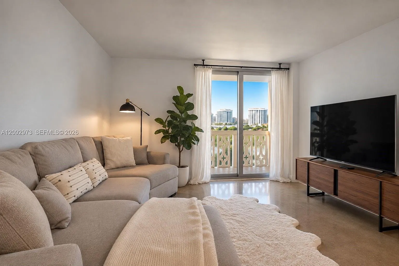 Admiral Towers Condo — Photo 4