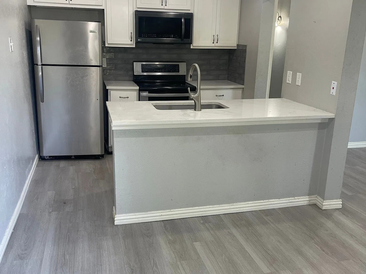 2 bed, 1000 sqft, $1,695 — Photo 2