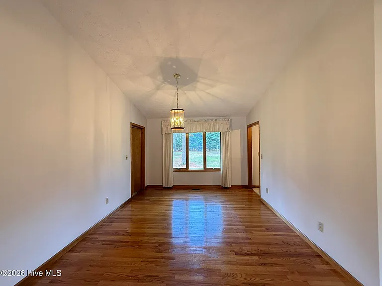315 W Craven Ave — Photo 12