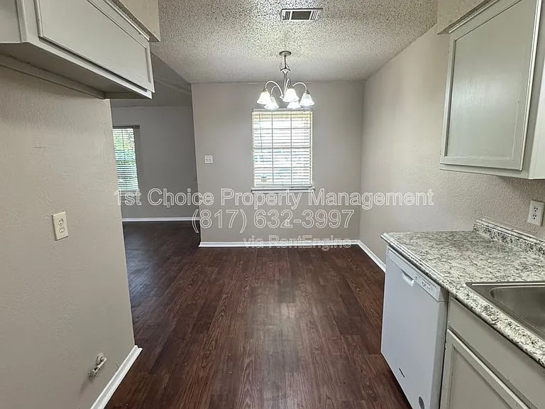 7704 Jennifer Ln — Photo 8