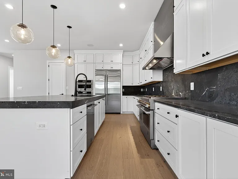 881 N Manchester St — Photo 17